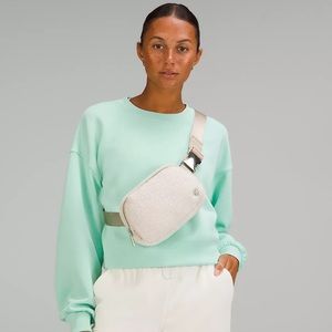 NWOT Everywhere Belt Bag 1L in ivory sherpa / teddy fleece